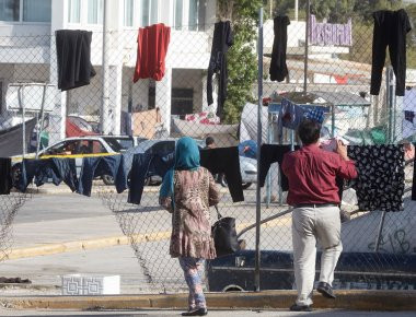 Ξαφνική επιχείριση εκκένωσης του Ελληνικού από διαμένοντες πρόσφυγες (φωτό)